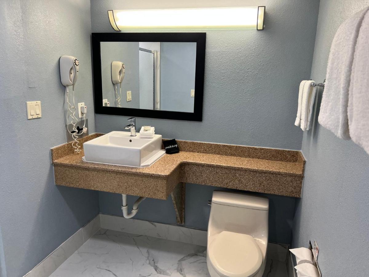 Red Roof Inn & Suites Mt Holly - Mcguire Afb Westampton Eksteriør billede