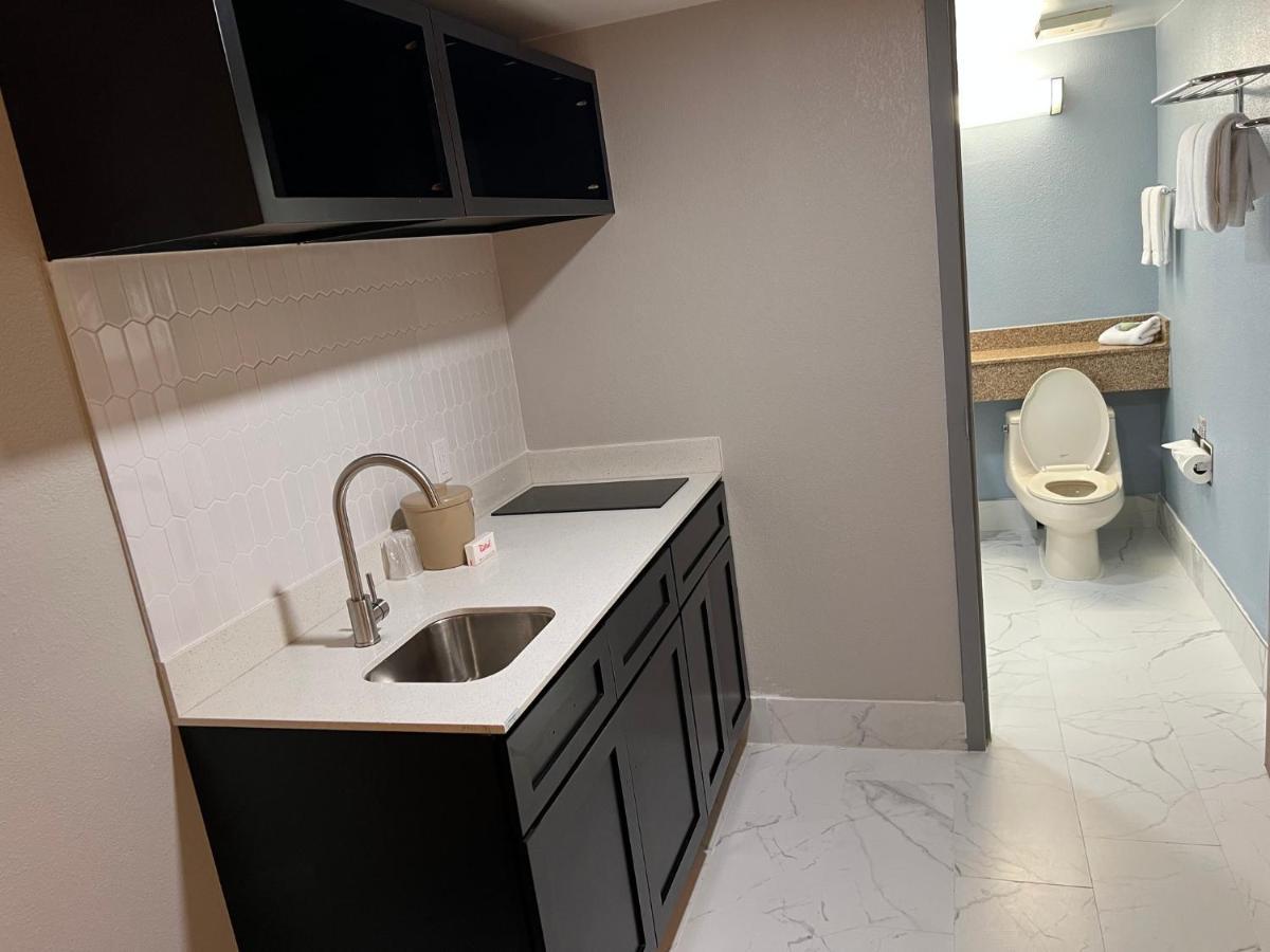 Red Roof Inn & Suites Mt Holly - Mcguire Afb Westampton Eksteriør billede