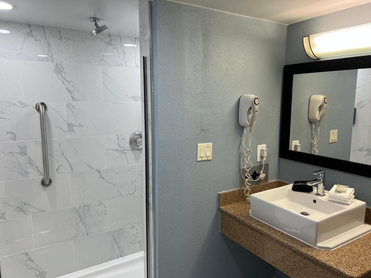 Red Roof Inn & Suites Mt Holly - Mcguire Afb Westampton Eksteriør billede
