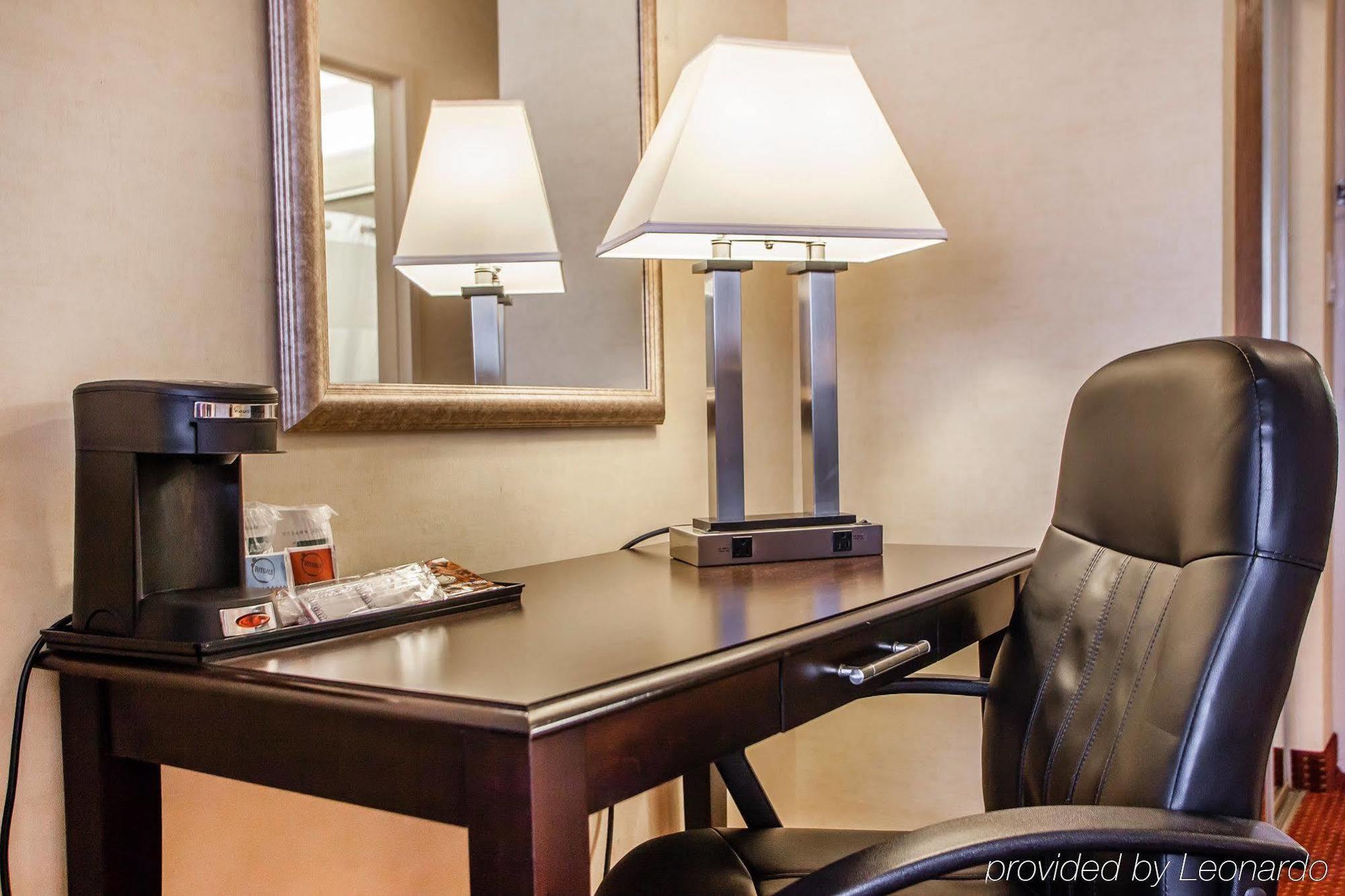 Red Roof Inn & Suites Mt Holly - Mcguire Afb Westampton Eksteriør billede